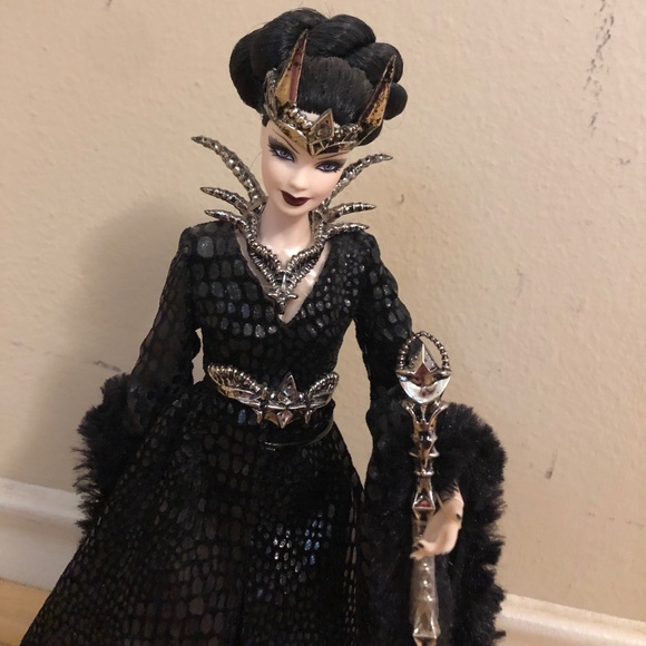 Mattel 2015 Barbie Queen of the Dark Forest Gold Label Doll in Box! - Picture 7 of 7